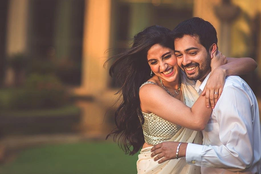 Romantic Pre Wedding Poses for Golden Hour